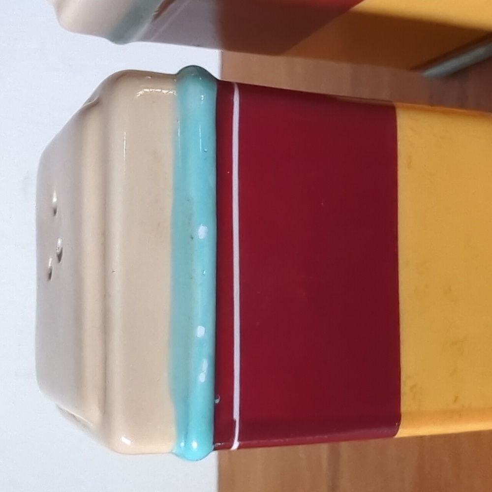 Retro Red And Blue Ketchup And Spice Salt And Pepper Shakers - Picture 6 of 11